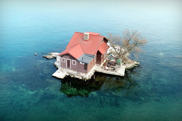 Chỉ đủ chỗ cho đúng một ngôi nhà nhỏ và một cái cây, hòn đảo đáng yêu này chính là nơi ẩn náu tuyệt vời cho những ai thích yên tĩnh - Ảnh 4.
