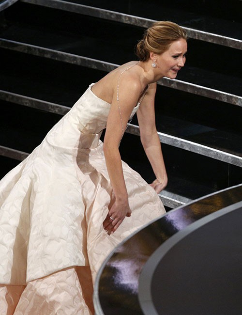 Jennifer Lawrence gây chú ý, vô tư vén váy trèo qua ghế trong khán phòng Oscar 2018 - Ảnh 4.