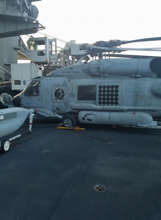 Dàn máy bay khủng trên tàu sân bay Mỹ USS Carl Vinson ở Đà Nẵng: Có treo vũ khí không? - Ảnh 2.