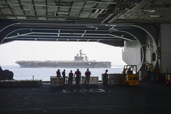 Ký sự 1 ngày trên tàu sân bay Mỹ Carl Vinson: Trải nghiệm cuộc sống ở nơi “nguy hiểm nhất” - Ảnh 1.