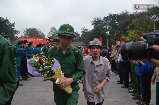 Chùm ảnh: Những giọt nước mắt bịn rịn của người thân ngày tiễn tân binh lên đường nhập ngũ - Ảnh 2.