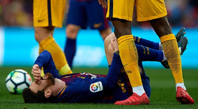 Messi đá chân đối thủ, rồi lăn đùng ra... ăn vạ đầy lố bịch - Ảnh 2.