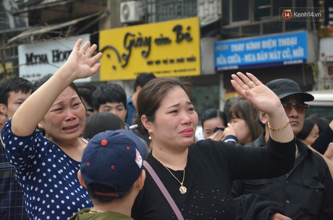 Chùm ảnh: Những giọt nước mắt bịn rịn của người thân ngày tiễn tân binh lên đường nhập ngũ - Ảnh 12.