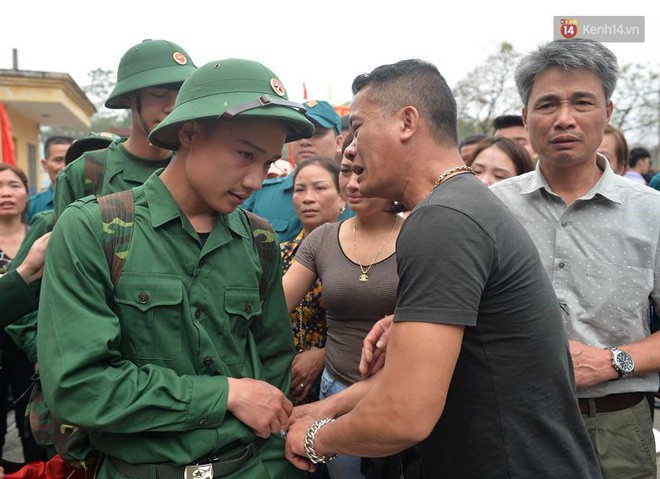 Chùm ảnh: Những giọt nước mắt bịn rịn của người thân ngày tiễn tân binh lên đường nhập ngũ - Ảnh 17.