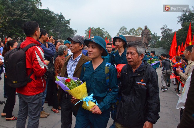 Chùm ảnh: Những giọt nước mắt bịn rịn của người thân ngày tiễn tân binh lên đường nhập ngũ - Ảnh 3.