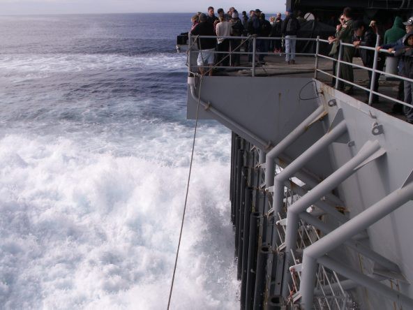 Ký sự 1 ngày trên tàu sân bay Mỹ Carl Vinson: Trải nghiệm cuộc sống ở nơi “nguy hiểm nhất” - Ảnh 7.