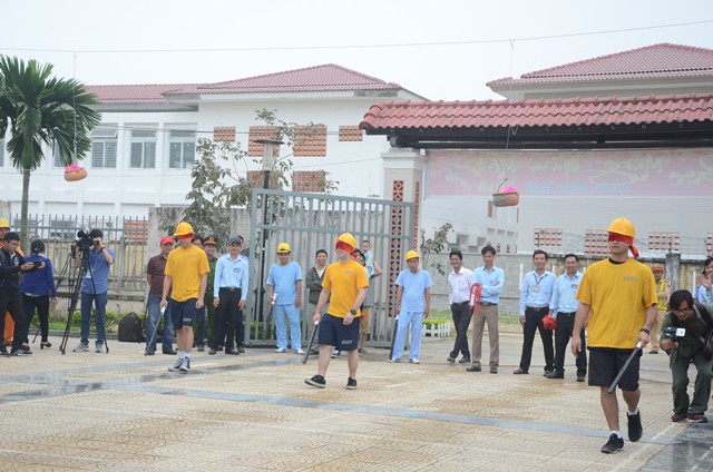 Lính Hạm đội 7 Hoa Kỳ thi bóc tỏi cùng bệnh nhân tại TT điều dưỡng tâm thần Đà Nẵng - Ảnh 1.