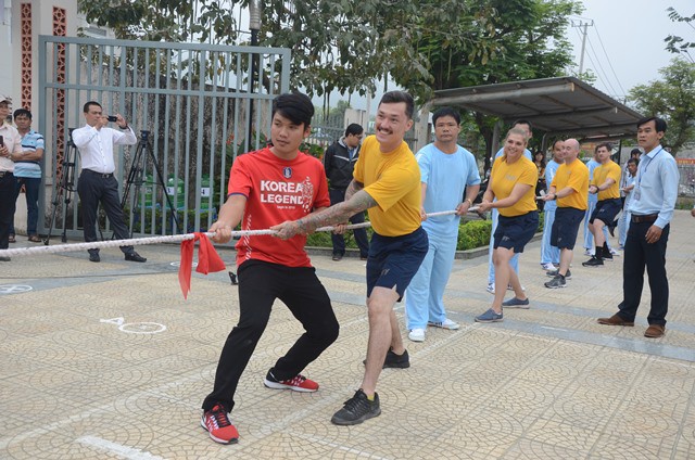 Lính Hạm đội 7 Hoa Kỳ thi bóc tỏi cùng bệnh nhân tại TT điều dưỡng tâm thần Đà Nẵng - Ảnh 9.