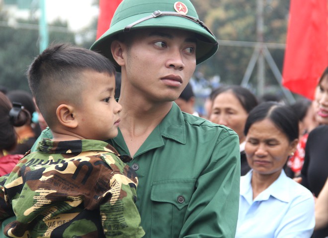 Giọt nước mắt, cái nắm tay bịn rịn của tân binh trong ngày lên đường nhập ngũ - Ảnh 6.