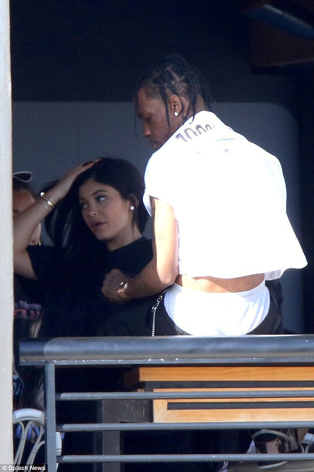 Nhan sắc chênh lệch, Kylie Jenner và bạn trai vẫn hẹn hò, âu yếm nhau đầy hạnh phúc - Ảnh 12.