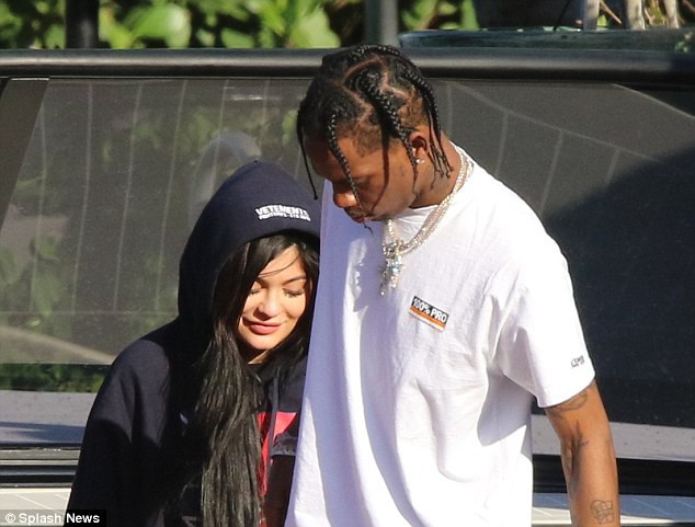 Nhan sắc chênh lệch, Kylie Jenner và bạn trai vẫn hẹn hò, âu yếm nhau đầy hạnh phúc - Ảnh 7.