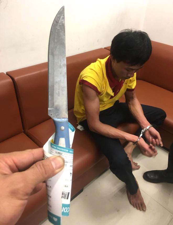 Tài xế taxi cầm dao nhọn tấn công nhân viên an ninh sân bay Vinh - Ảnh 2.