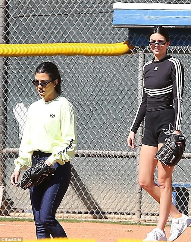 Kendall Jenner khoe nhan sắc tươi tắn, chân dài miên man sau khi vừa phải nhập viện - Ảnh 4.