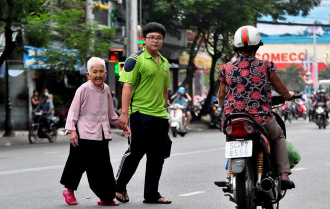 Sau khi cư xử thô lỗ với cụ già ăn xin, chàng trai trào nước mắt ân hận khi thấy cảnh này - Ảnh 3.