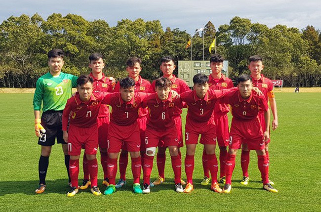 Cựu trung vệ tuyển Việt Nam lên báo Anh, HLV Hà Nội FC cảnh báo cầu thủ U23 - Ảnh 1.