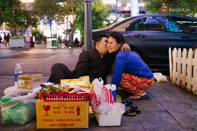 Chuyện má con thằng khờ bán hàng rong ở phố đi bộ Sài Gòn: 19 năm một mình đi tìm nụ cười cho con - Ảnh 15.