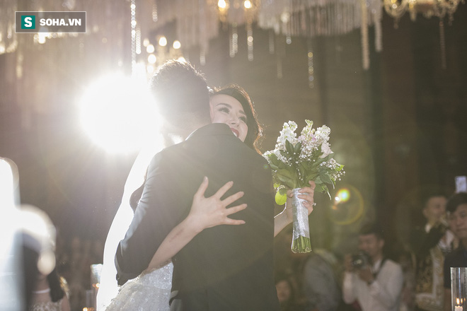 Ca sĩ Khắc Việt hôn vợ DJ xinh đẹp say đắm trong ngày cưới - Ảnh 8.