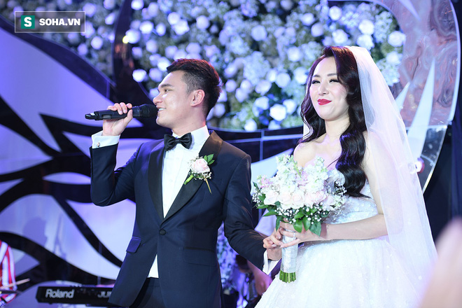 Ca sĩ Khắc Việt hôn vợ DJ xinh đẹp say đắm trong ngày cưới - Ảnh 6.