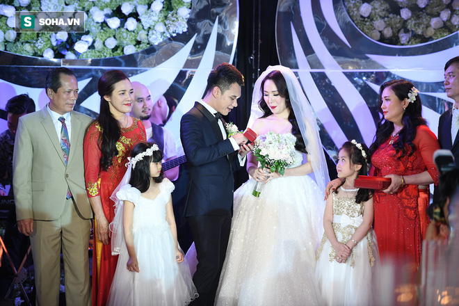 Ca sĩ Khắc Việt hôn vợ DJ xinh đẹp say đắm trong ngày cưới - Ảnh 10.