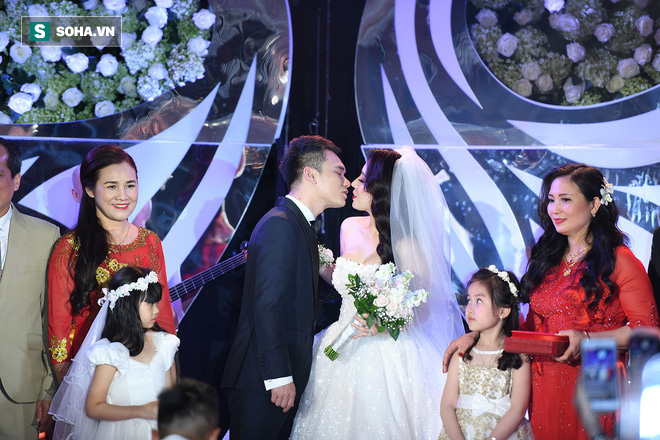 Ca sĩ Khắc Việt hôn vợ DJ xinh đẹp say đắm trong ngày cưới - Ảnh 12.
