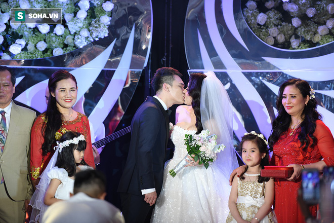 Ca sĩ Khắc Việt hôn vợ DJ xinh đẹp say đắm trong ngày cưới - Ảnh 13.