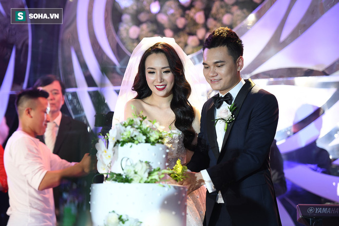 Ca sĩ Khắc Việt hôn vợ DJ xinh đẹp say đắm trong ngày cưới - Ảnh 11.