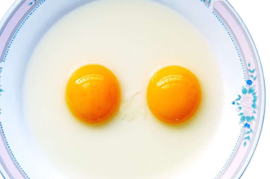 Яйцо с 2 желтками. Двойной желток в яйце. Яйцо с 4 желтками. Яйцо с двумя желтками примета.