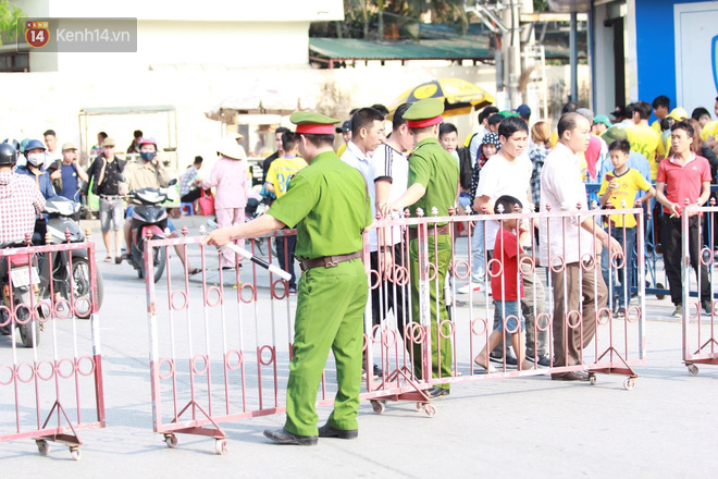 CĐV nước ngoài khoác vai, hát hò cùng khán giả Thanh Hóa trước trận tiếp SLNA - Ảnh 6.