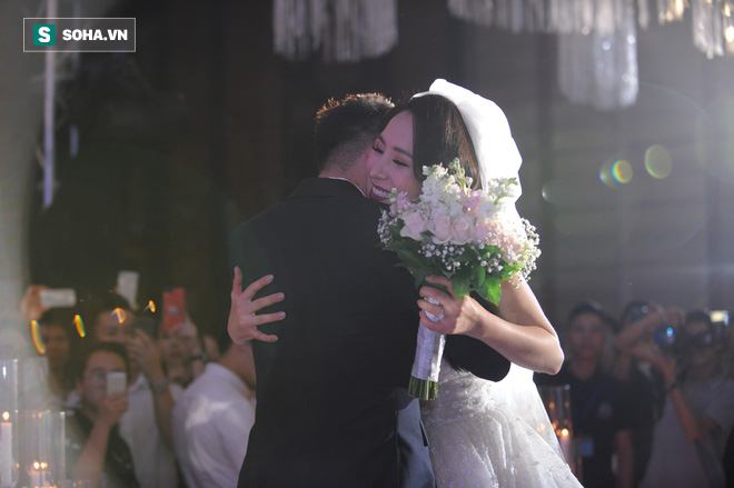 Ca sĩ Khắc Việt hôn vợ DJ xinh đẹp say đắm trong ngày cưới - Ảnh 9.