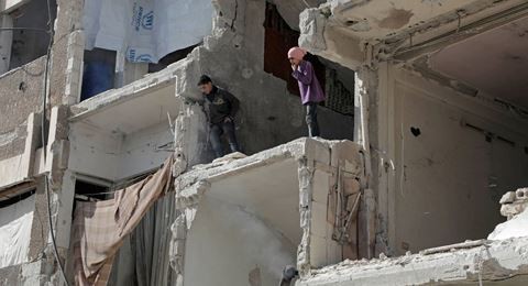 Mỹ tố Syria dùng vũ khí hóa học: Nhớ chuyện ống bột giặt Iraq - Ảnh 1.