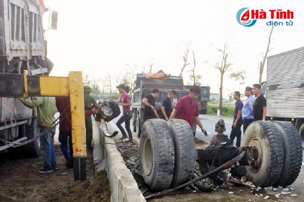 Xe tải đang chạy bỗng bay 4 bánh trước sang làn đường đối diện - Ảnh 1.