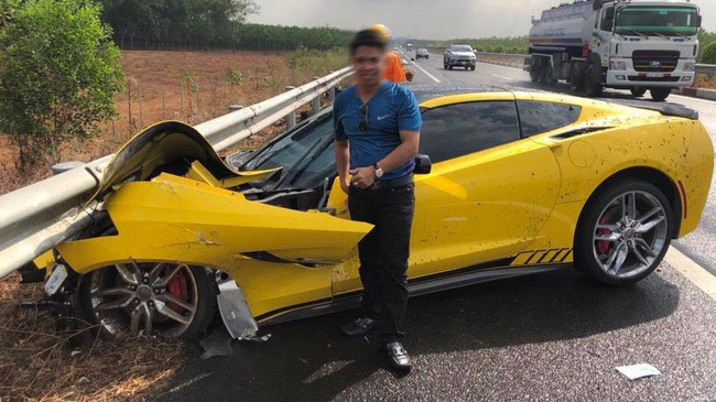 Sau tai nạn kinh hoàng, chủ xe Chevrolet Corvette chụp hình đăng Facebook: Chúc mọi người mua được siêu xe để đi an toàn - Ảnh 1.