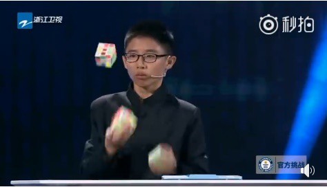 Cậu bé 12 tuổi gây ngỡ ngàng cả thế giới khi hoàn thành xếp 3 khối Rubik khi chơi tung hứng - Ảnh 1.