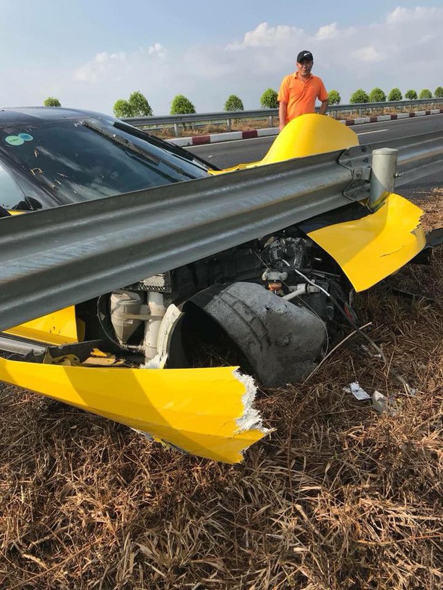 Sau tai nạn kinh hoàng, chủ xe Chevrolet Corvette chụp hình đăng Facebook: Chúc mọi người mua được siêu xe để đi an toàn - Ảnh 4.