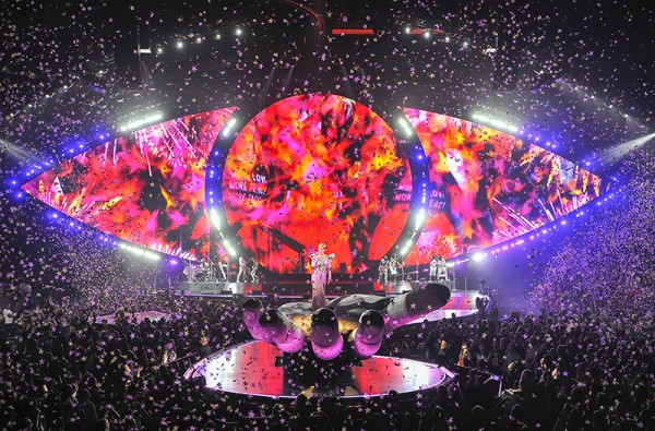 Hương Giang xuất hiện rạng rỡ, ngồi phòng VIP xem concert Katy Perry tại Thái Lan - Ảnh 4.