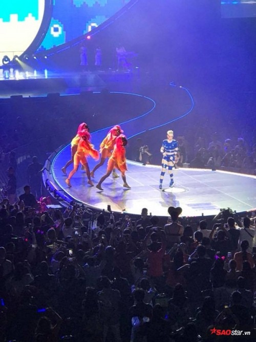 Hương Giang xuất hiện rạng rỡ, ngồi phòng VIP xem concert Katy Perry tại Thái Lan - Ảnh 10.