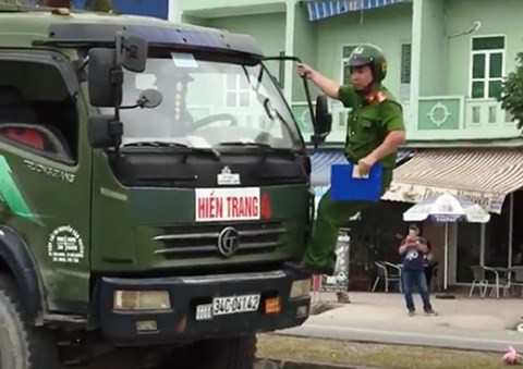Công an Hải Phòng thông tin chính thức vụ cảnh sát trật tự bám trên cần gạt nước xe tải - Ảnh 1.