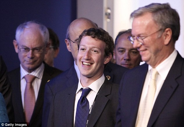 Đối mặt với 2 ngày điều trần cũng là lần hiếm hoi Mark Zuckerberg chịu mặc áo vest - Ảnh 4.