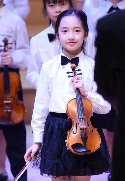 Thần thái không đùa được đâu của bé gái từng được mệnh danh là tiểu Châu Tấn khi trình diễn violin - Ảnh 2.