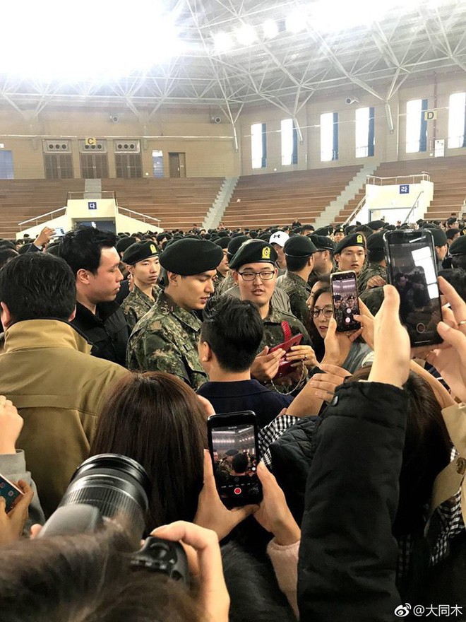 Hé lộ hình ảnh Lee Min Ho mặt phúng phính trong ngày tốt nghiệp huấn luyện quân sự - Ảnh 1.