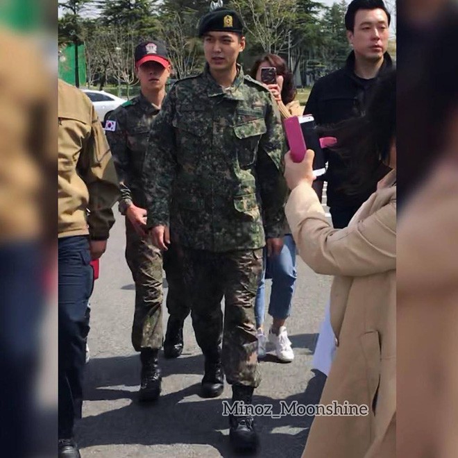 Hé lộ hình ảnh Lee Min Ho mặt phúng phính trong ngày tốt nghiệp huấn luyện quân sự - Ảnh 2.