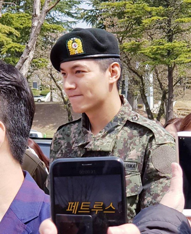 Hé lộ hình ảnh Lee Min Ho mặt phúng phính trong ngày tốt nghiệp huấn luyện quân sự - Ảnh 11.