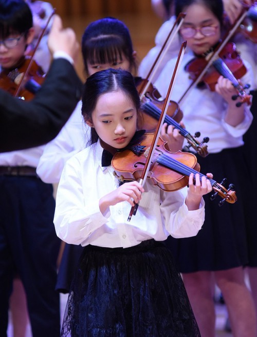 Thần thái không đùa được đâu của bé gái từng được mệnh danh là tiểu Châu Tấn khi trình diễn violin - Ảnh 3.