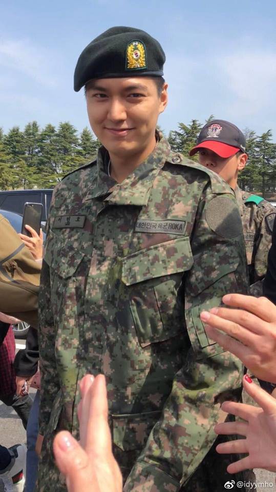 Hé lộ hình ảnh Lee Min Ho mặt phúng phính trong ngày tốt nghiệp huấn luyện quân sự - Ảnh 3.