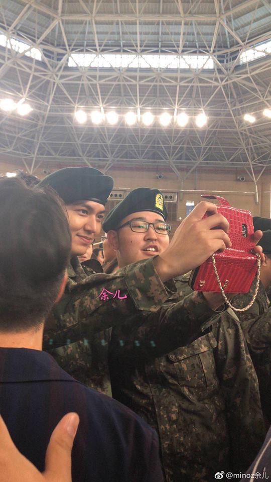Hé lộ hình ảnh Lee Min Ho mặt phúng phính trong ngày tốt nghiệp huấn luyện quân sự - Ảnh 5.