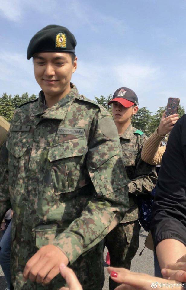 Hé lộ hình ảnh Lee Min Ho mặt phúng phính trong ngày tốt nghiệp huấn luyện quân sự - Ảnh 7.