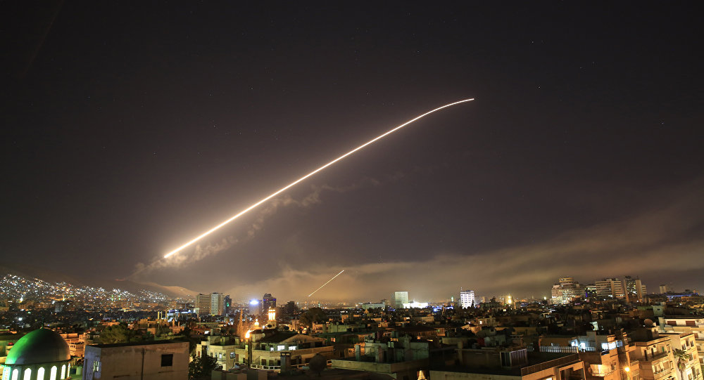 Nổ lớn trên bầu trời Syria, những hình ảnh về cuộc tấn công của liên minh Mỹ-Anh-Pháp - Ảnh 2.