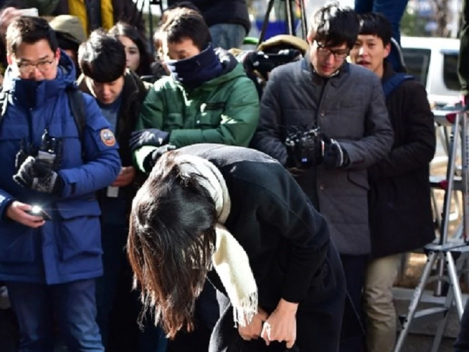 Hất nước vào mặt nhân viên, thiên kim của Korean Air bị netizen Hàn chỉ trích dữ dội vì quá phách lối - Ảnh 2.