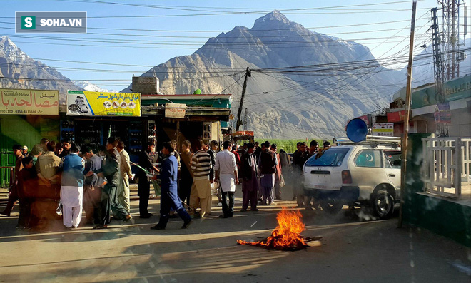 [Từ Pakistan]  - Chùm ảnh người dân xuống đường biểu tình phản đối Mỹ tấn công Syria - Ảnh 2.