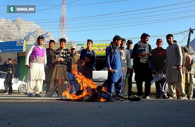 [Từ Pakistan]  - Chùm ảnh người dân xuống đường biểu tình phản đối Mỹ tấn công Syria - Ảnh 3.